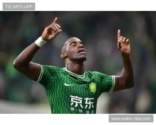 点球重罚命中，法比奥上演帽子戏法后与队友相拥