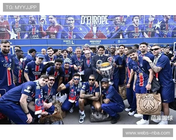 恩里克执教巴黎圣日耳曼,率队成就“六冠王”伟业 恩里克执教巴黎圣日耳曼,率队成就“六冠王”伟业